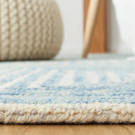Safavieh Metro 4'-0" x 6'-0" Rug in Light Blue / Ivory