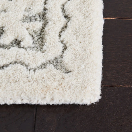 Safavieh Micro-Loop 4'-0" x 6'-0" Rug in Grey / Ivory