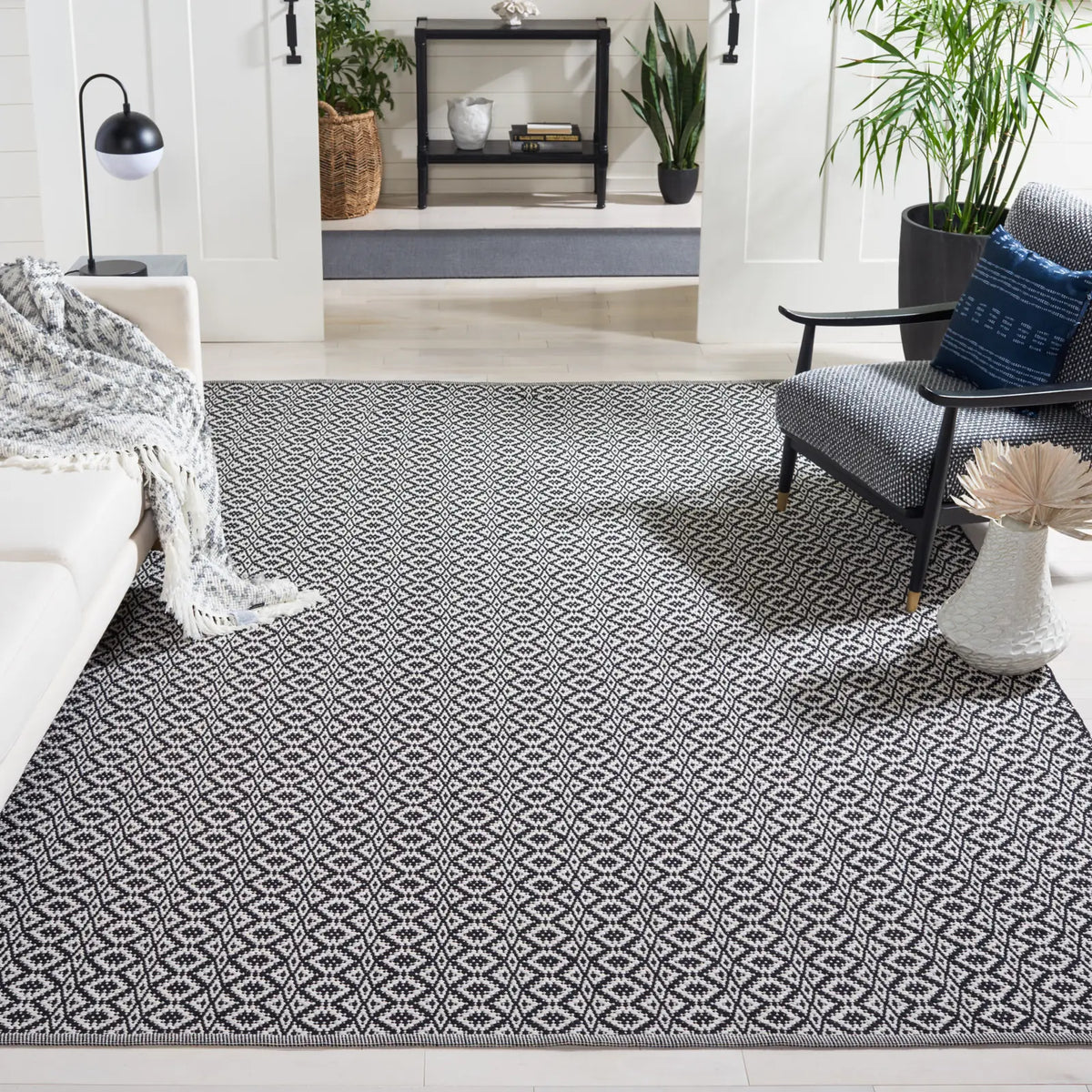 Safavieh Montauk 10'-0" x 14'-0" Rug in Ivory / Black