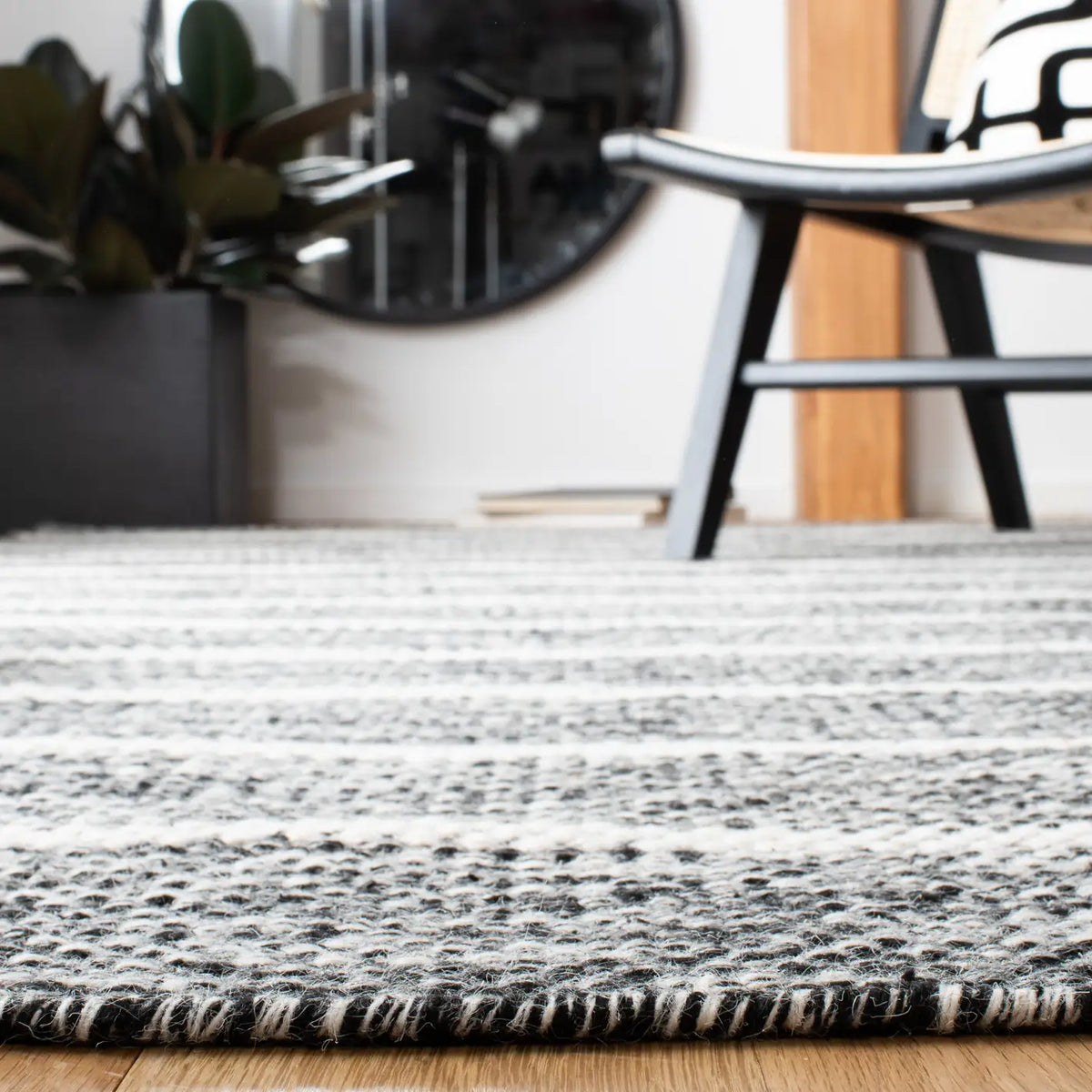 Safavieh Vermont 4'-0" x 6'-0" Rug in Black / Ivory