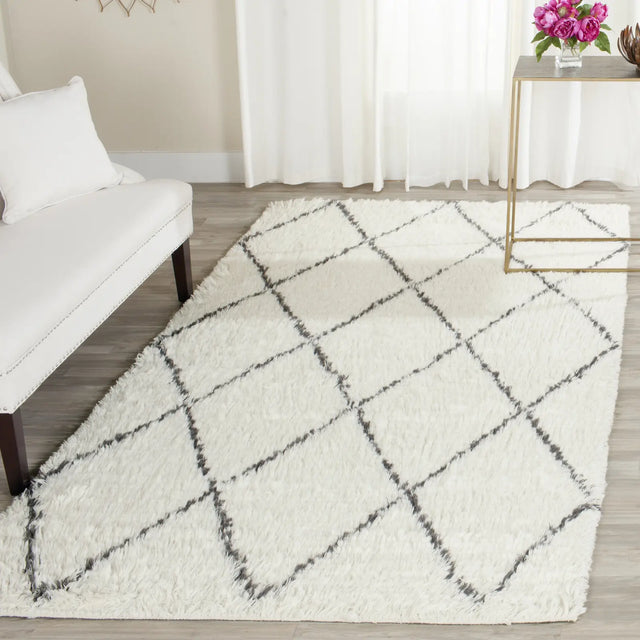 Safavieh Kenya 5'-0" x 8'-0" Rug in Ivory / Grey