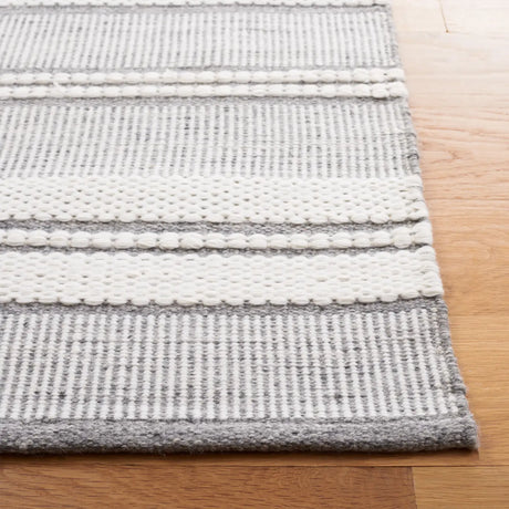 Safavieh Kilim 4'-0" x 6'-0" Rug in Ivory / Grey
