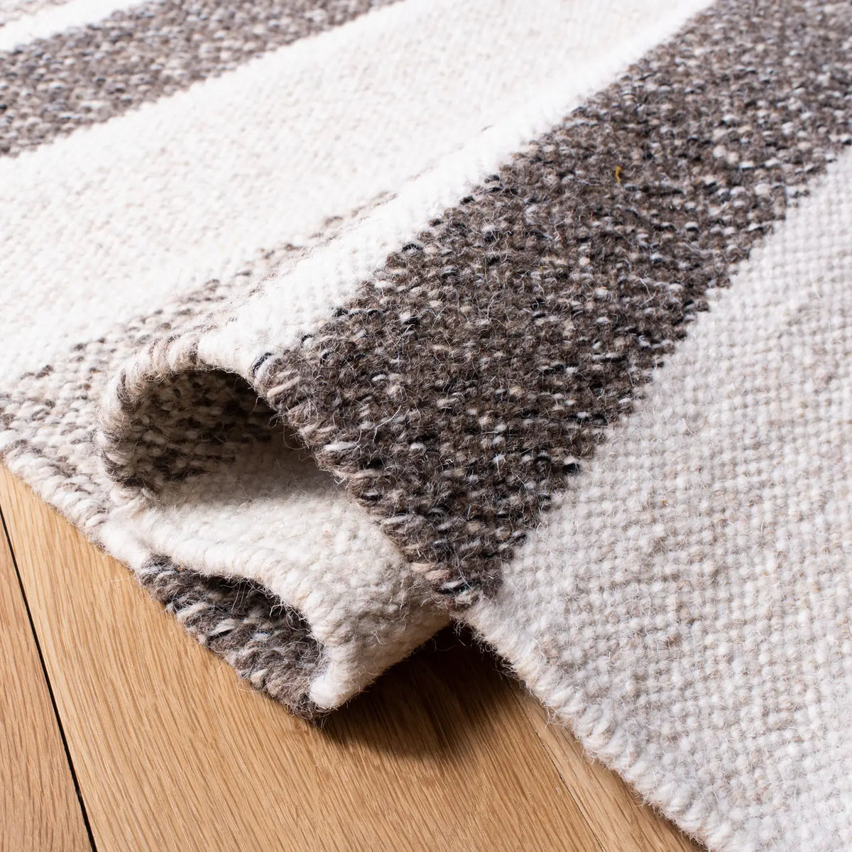 Safavieh Kilim 4'-0" x 6'-0" Rug in Ivory / Brown
