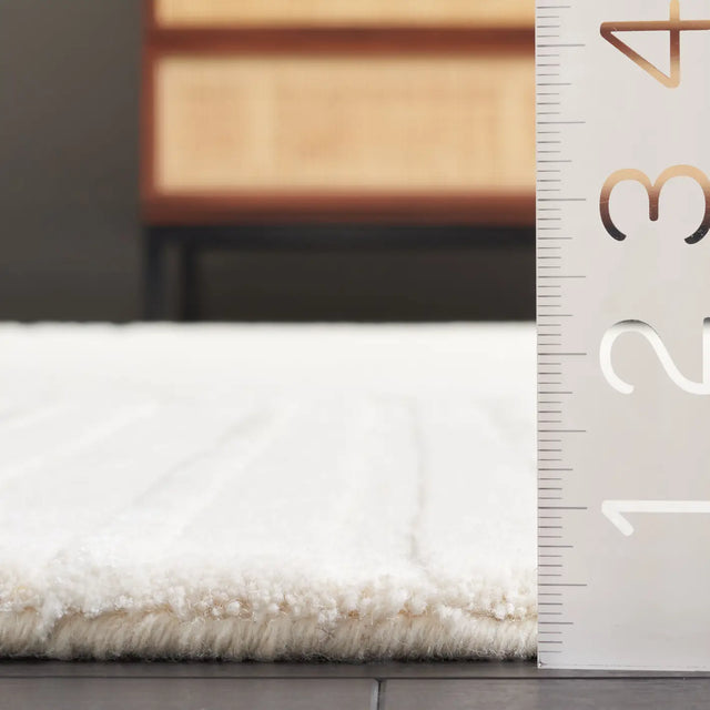 Safavieh Soho 4'-0" x 6'-0" Rug in Beige / Ivory