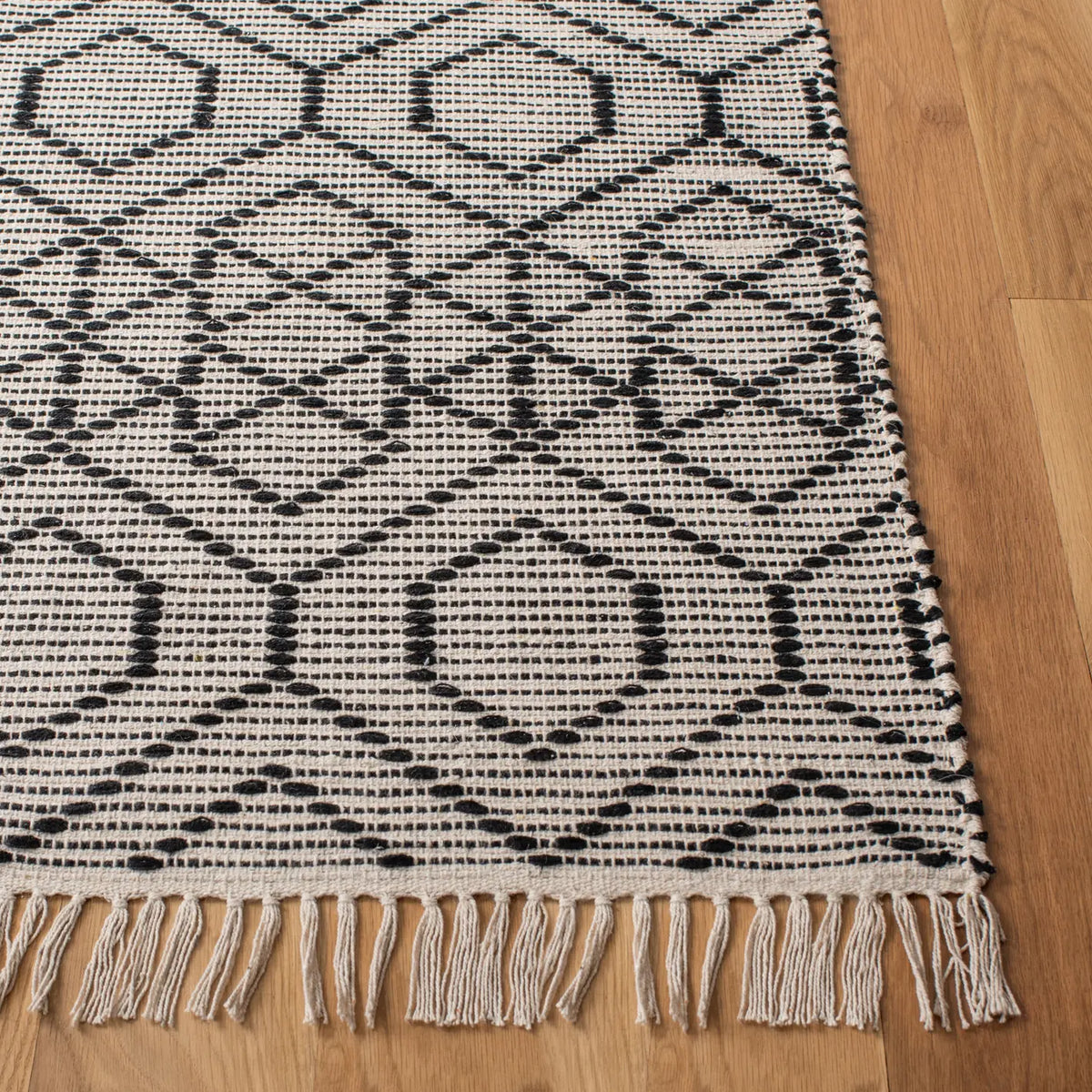 Safavieh Montauk 4'-0" x 6'-0" Rug in Black / Beige