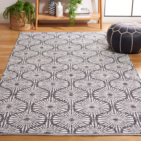 Safavieh Montauk 5'-0" x 8'-0" Rug in Black / Ivory