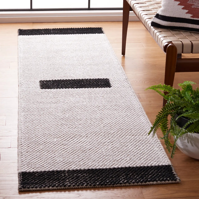 Safavieh Natura 2'-3" x 8'-0" Rug in Ivory / Black