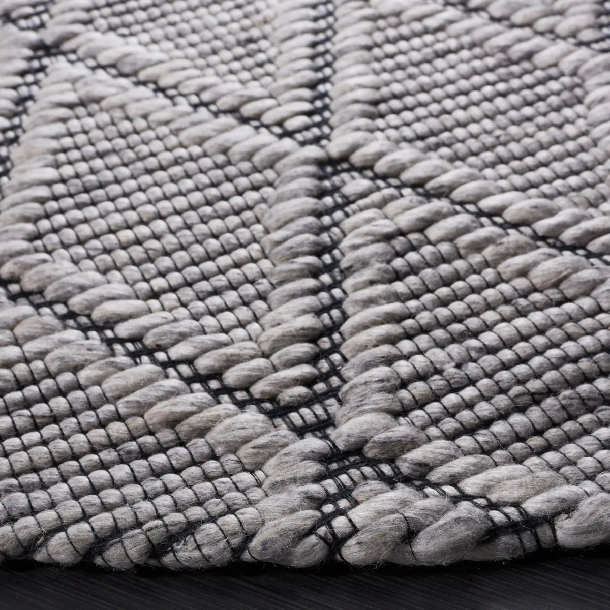 Safavieh Marbella 6'-0" x 6'-0" Rug in Light Grey / Black