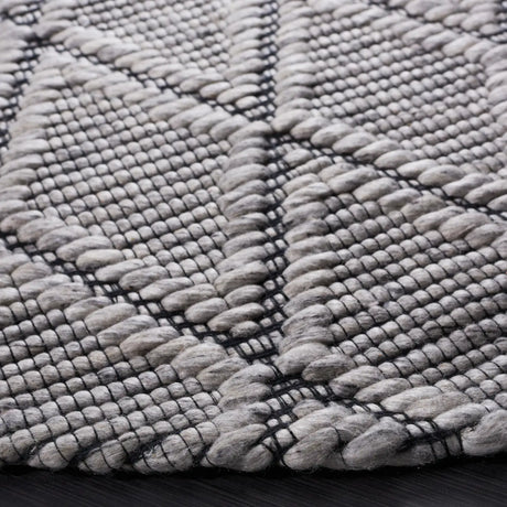 Safavieh Marbella 6'-0" x 6'-0" Rug in Light Grey / Black