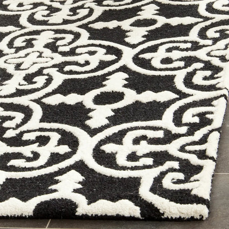 Safavieh Cambridge 5'-0" x 8'-0" Rug in Black / Ivory