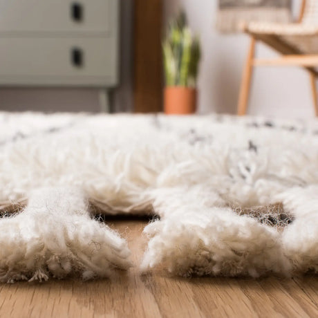 Safavieh Casablanca 5'-0" x 8'-0" Rug in Black / Ivory