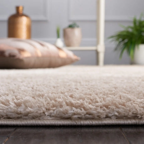 Safavieh Tahoe Shag 4'-0" x 6'-0" Rug in Beige