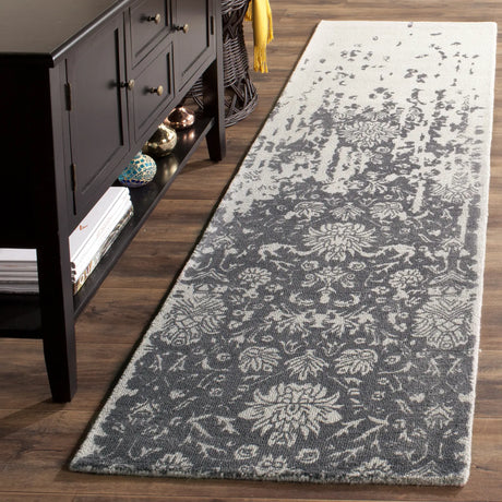 Safavieh Restoration Vintage 2'-3" x 8'-0" Rug in Silver / Grey