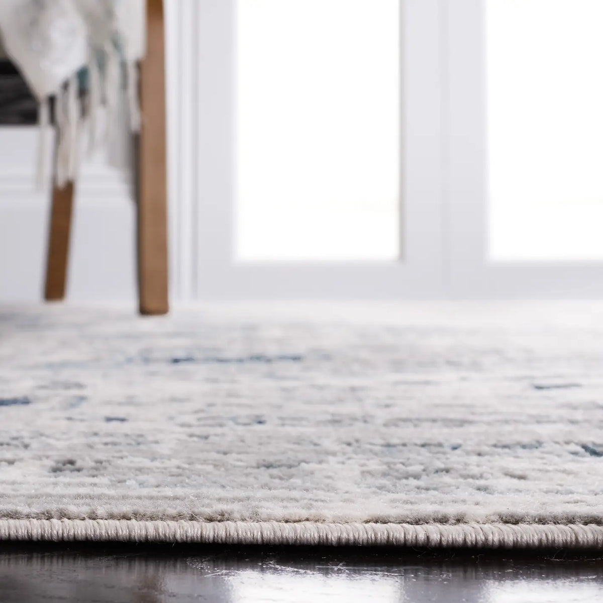 Safavieh Madison 800 4'-5" x 6'-5" Rug in Blue / Ivory