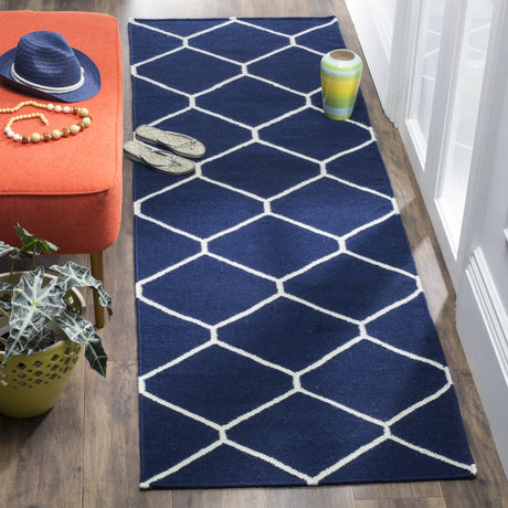 Safavieh Dhurries 2'-6" x 8'-0" Rug in Navy / Ivory