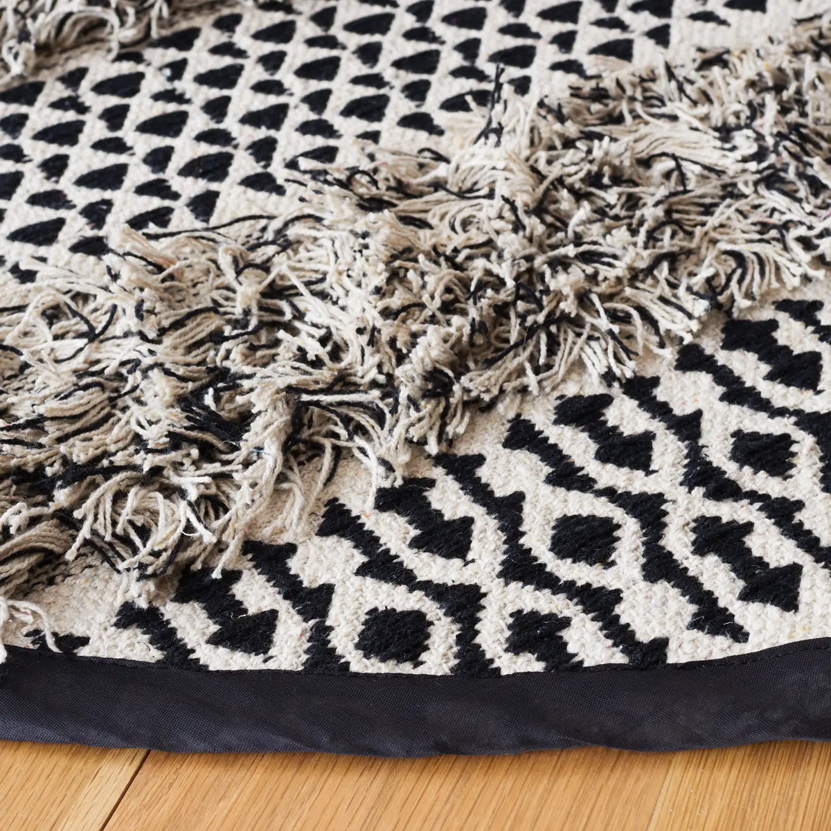 Safavieh Natura 6'-0" x 6'-0" Rug in Black / Ivory
