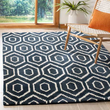 Safavieh Himalaya 4'-0" x 6'-0" Rug in Navy / Ivory