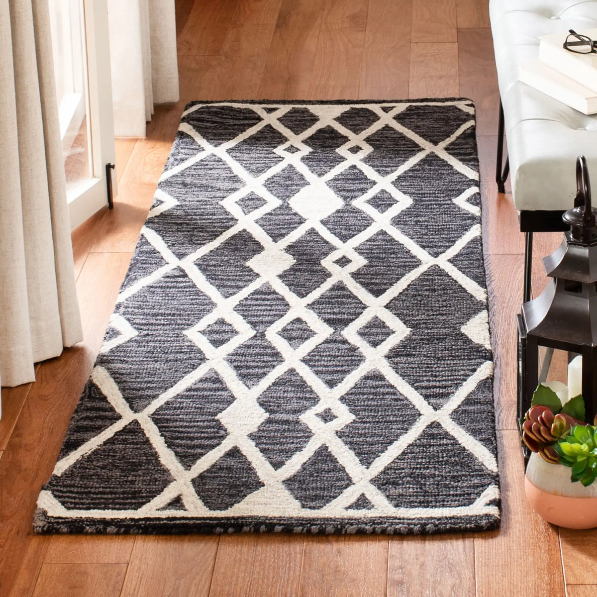 Safavieh Micro-Loop 2'-3" x 7'-0" Rug in Charcoal / Ivory