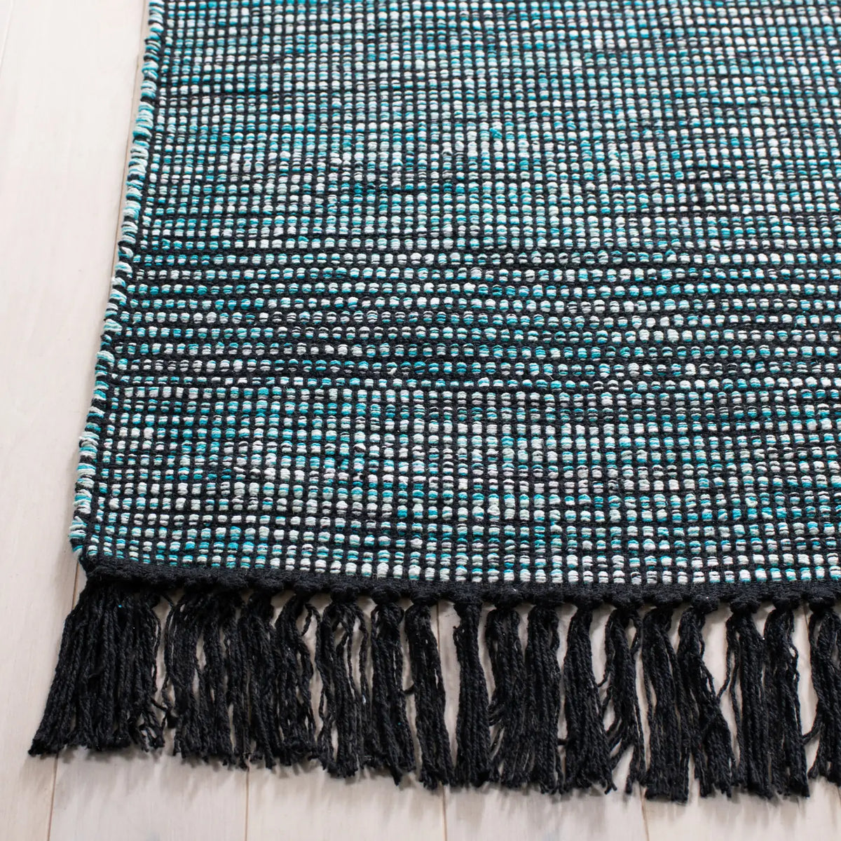 Safavieh Montauk 4'-0" x 6'-0" Rug in Turquoise / Black