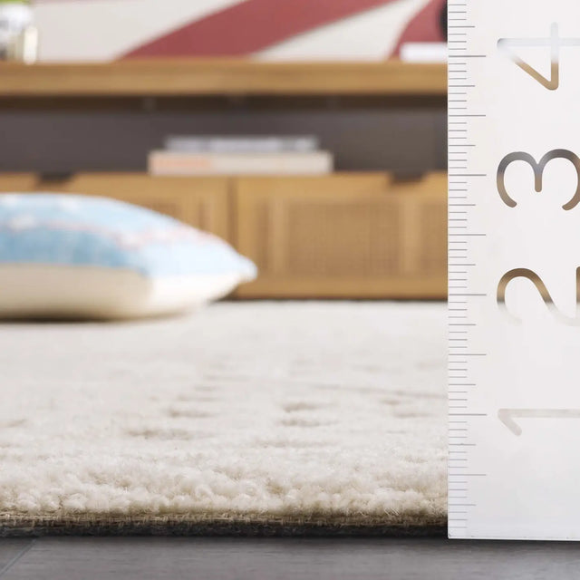 Safavieh Mykonos 4'-0" x 6'-0" Rug in Ivory