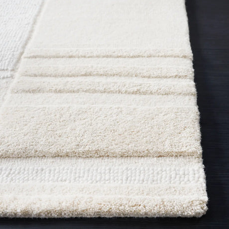 Safavieh Manhattan 4'-0" x 6'-0" Rug in Ivory / Beige