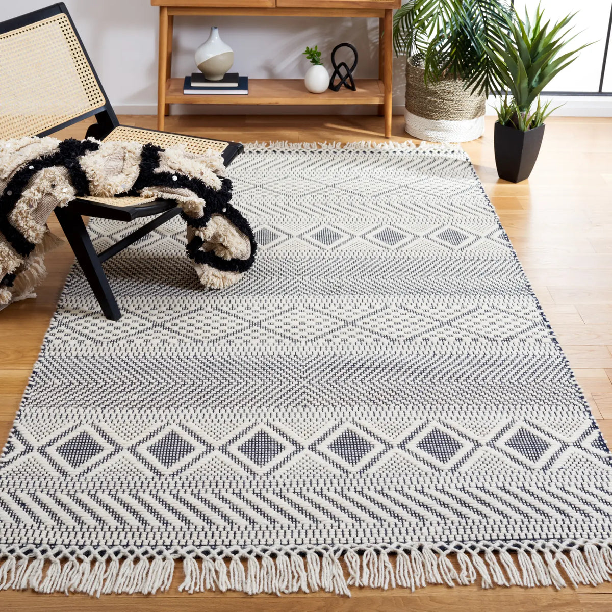 Safavieh Natura 5'-0" x 8'-0" Rug in Ivory / Navy
