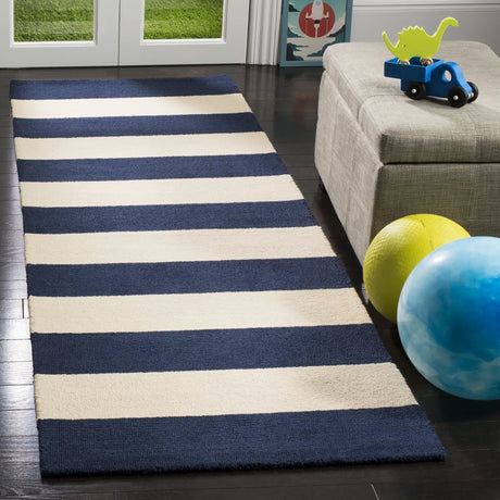 Safavieh Safavieh Kids 2'-6" x 8'-0" Rug in Navy / Ivory