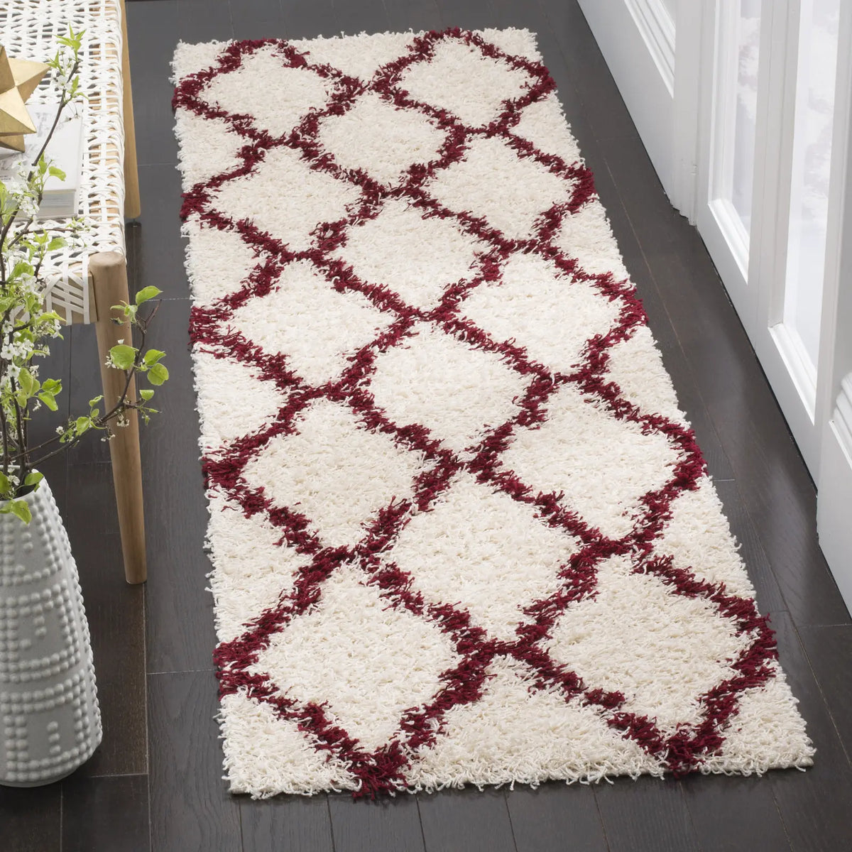 Safavieh Sgd-Dallas Shag 2'-3" x 10'-0" Rug in Ivory / Red