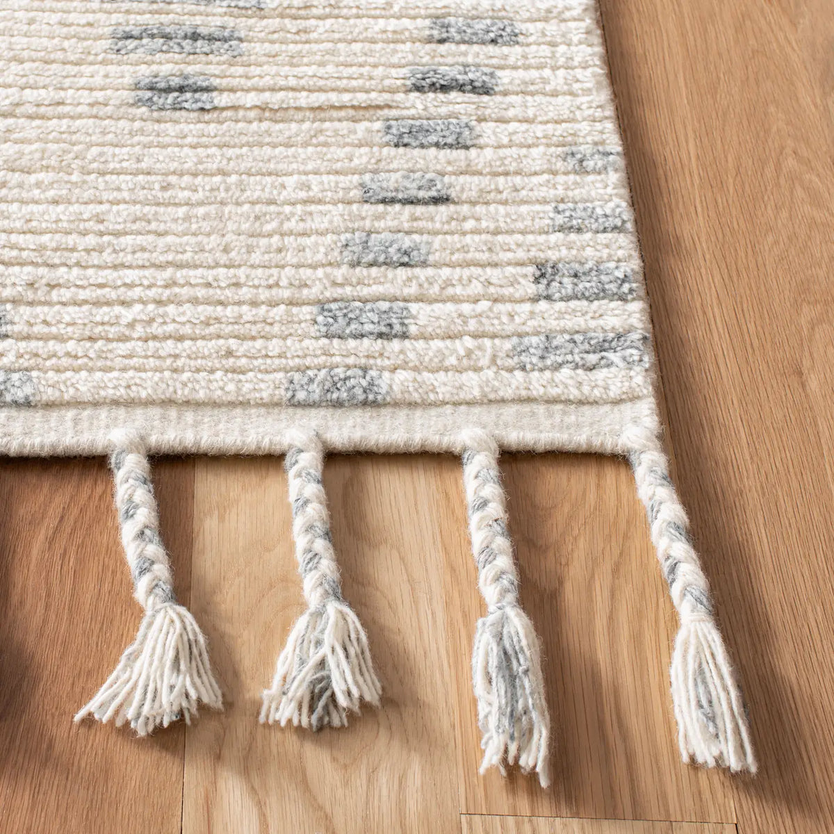 Safavieh Casablanca 5'-0" x 8'-0" Rug in Grey / Ivory