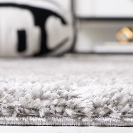 Safavieh Tahoe Shag 4'-0" x 6'-0" Rug in Grey