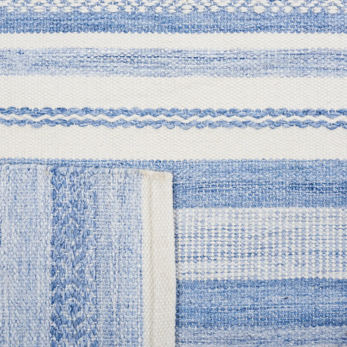 Safavieh Striped Kilim 4'-0" x 6'-0" Rug in Blue / Ivory