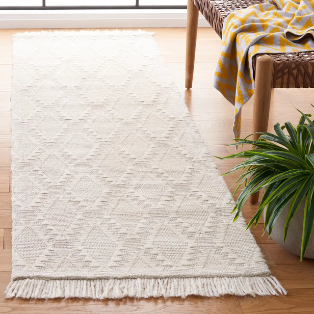 Safavieh Marbella 2'-3" x 8'-0" Rug in Ivory