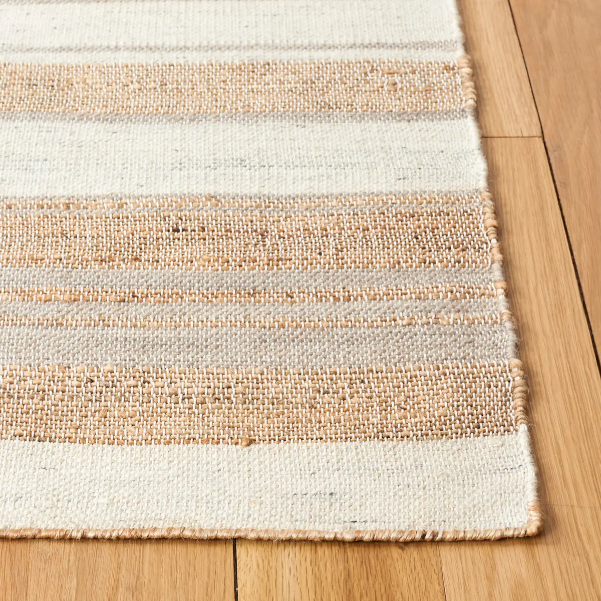 Safavieh Kilim 4'-0" x 6'-0" Rug in Natural / Ivory