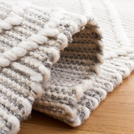 Safavieh Kilim 4'-0" x 6'-0" Rug in Grey / Ivory