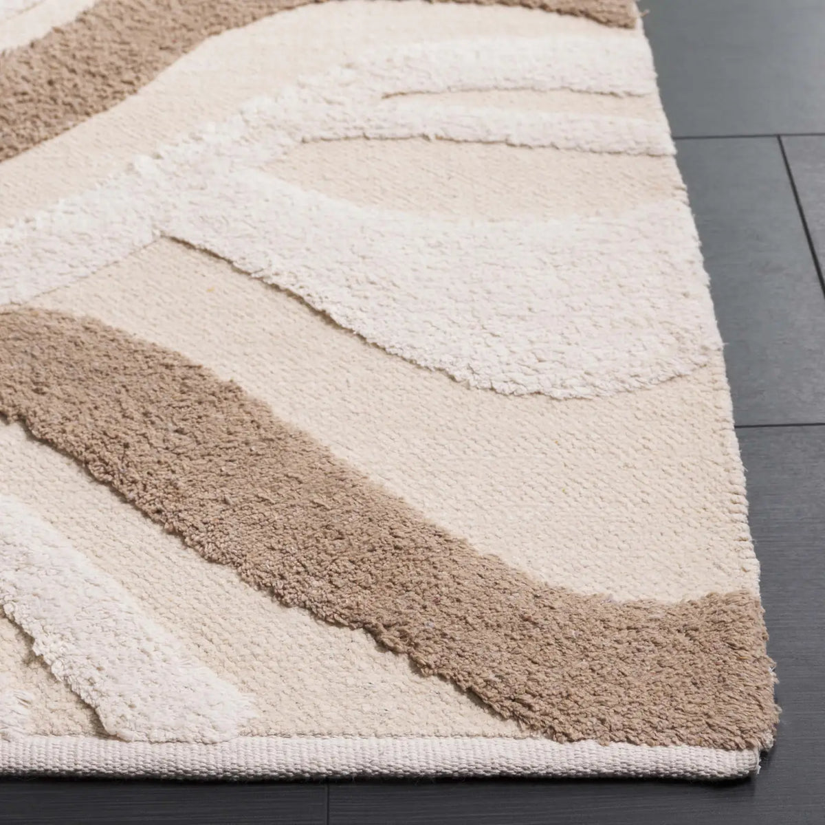 Safavieh Vermont 4'-0" x 6'-0" Rug in Ivory / Beige