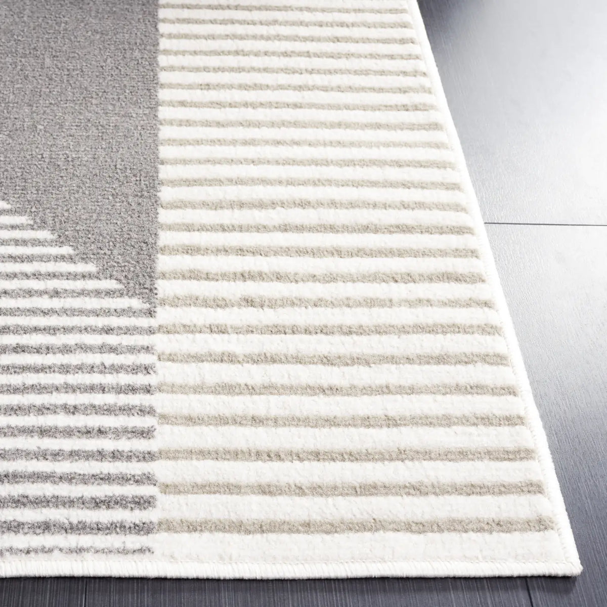 Safavieh Pyramid 4'-5" x 6'-5" Rug in Ivory / Grey Navy