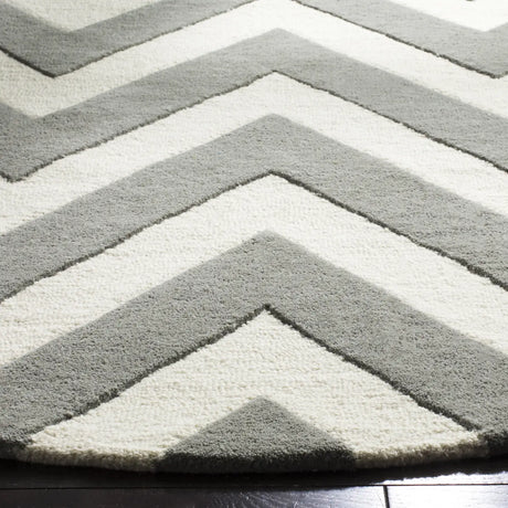 Safavieh Safavieh Kids 5'-0" x 5'-0" Rug in Grey / Ivory