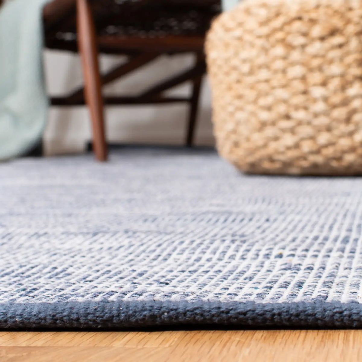 Safavieh Montauk 4'-0" x 6'-0" Rug in Navy / Blue