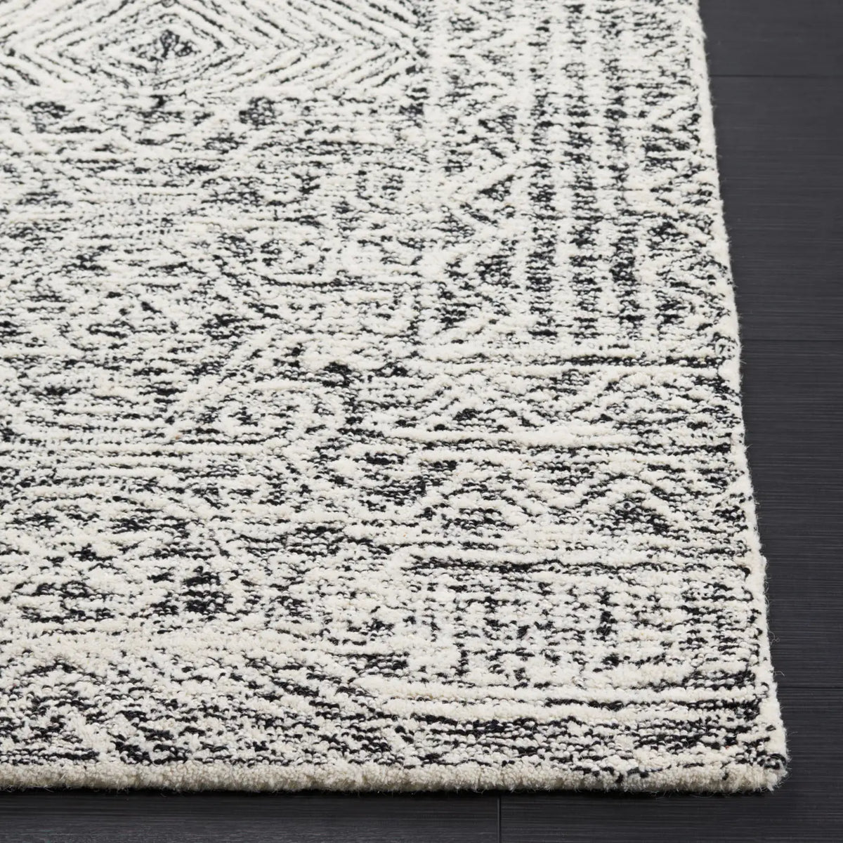 Safavieh Abstract 4'-0" x 6'-0" Rug in Black / Ivory