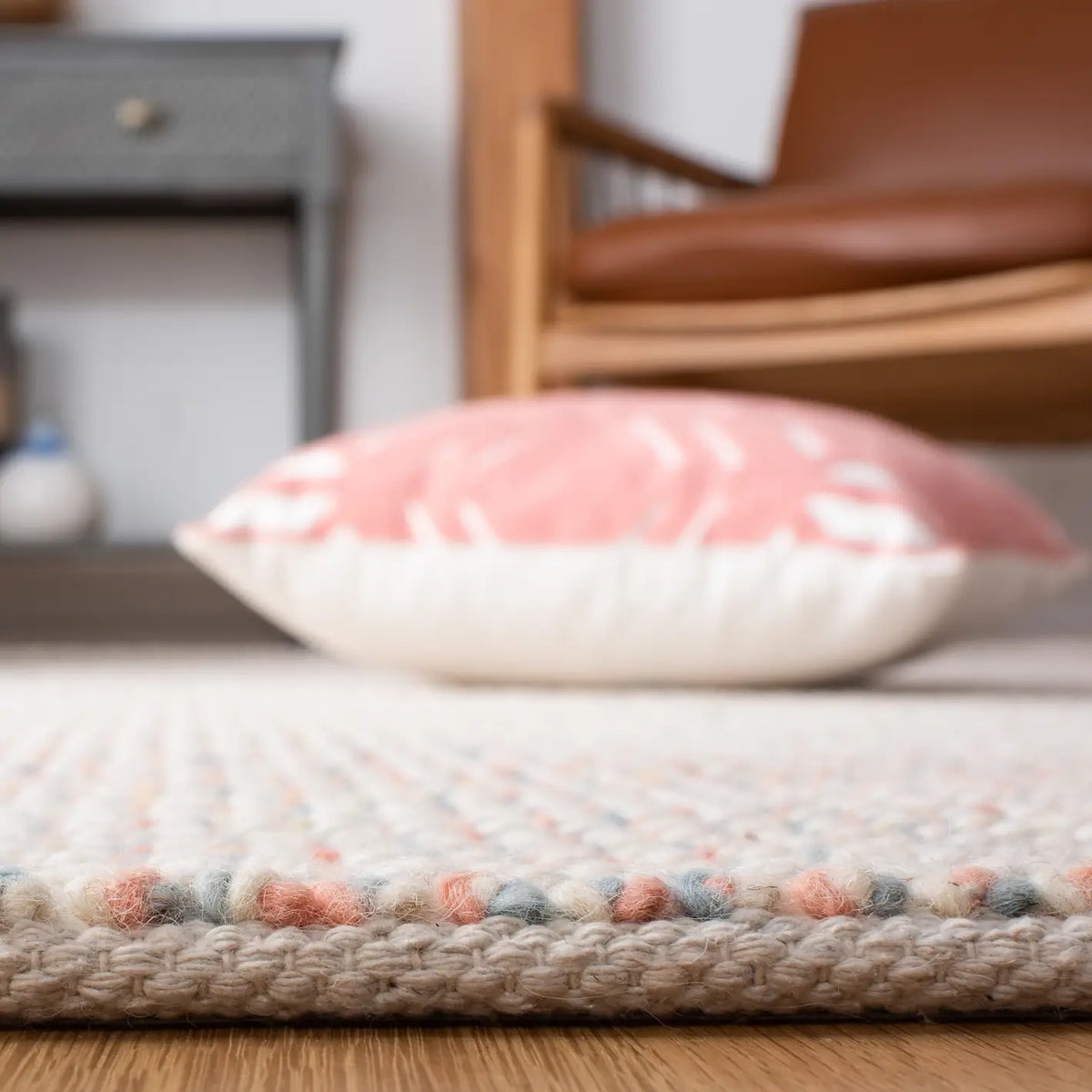 Safavieh Vermont 4'-0" x 6'-0" Rug in Ivory / Pink