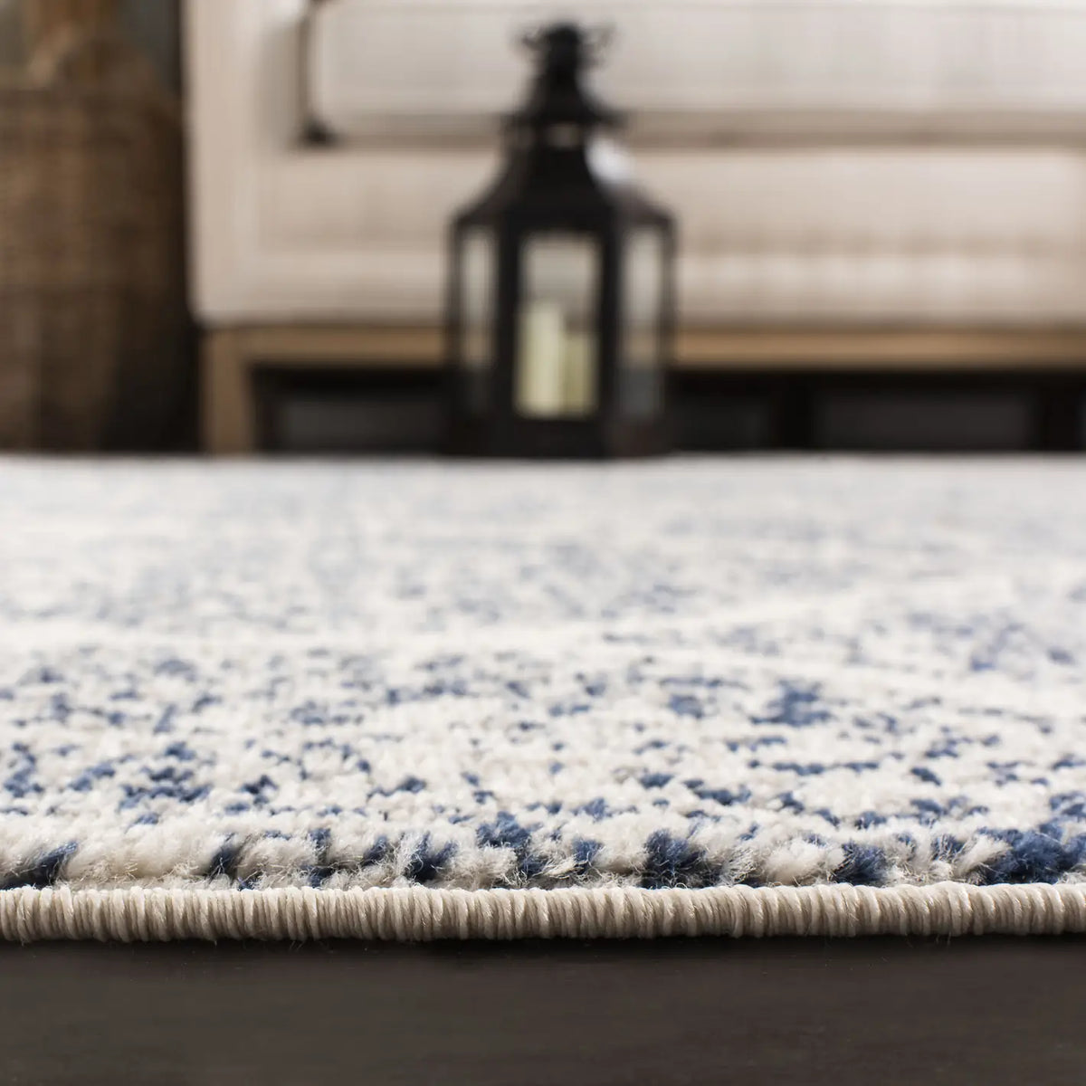 Safavieh Madison 4'-0" x 6'-0" Rug in Cream / Royal Blue