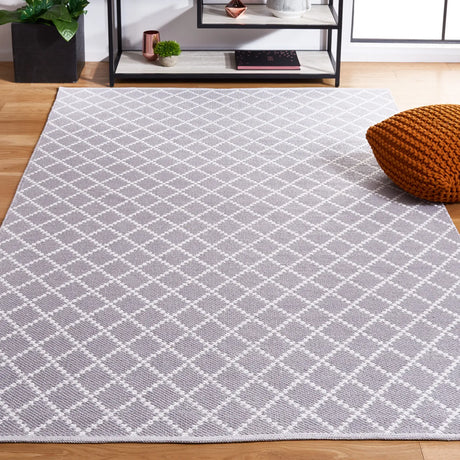 Safavieh Montauk 4'-0" x 6'-0" Rug in Light Grey / Ivory