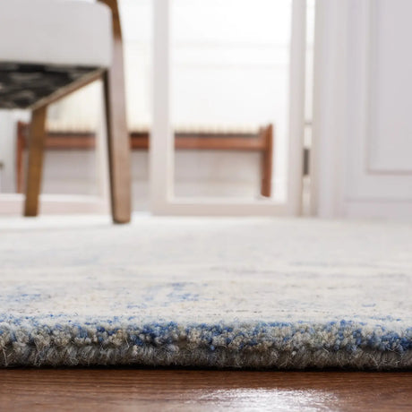 Safavieh Metro 4'-0" x 6'-0" Rug in Light Grey / Ivory