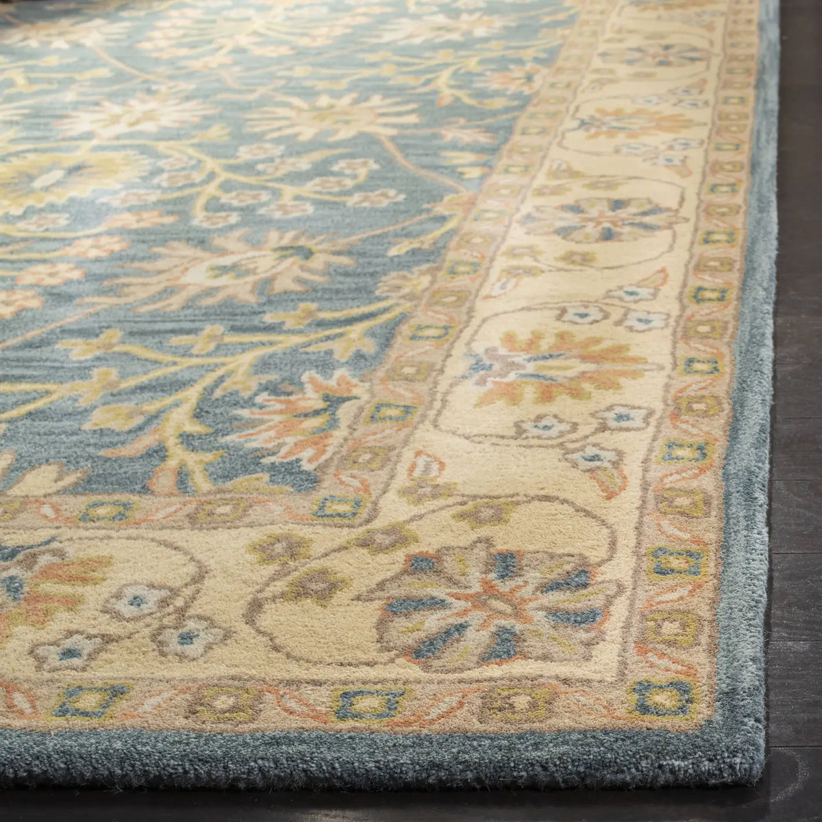 Safavieh Classic 4'-0" x 6'-0" Rug in Blue / Light Gold