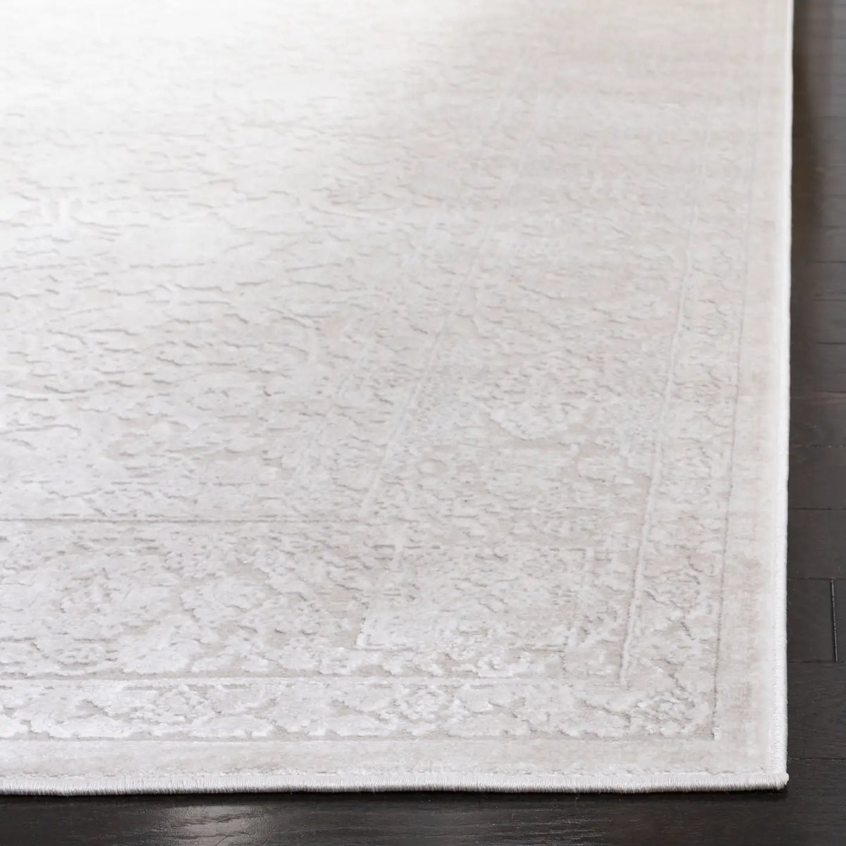Safavieh Reflection 4'-0" x 6'-0" Rug in Creme / Ivory
