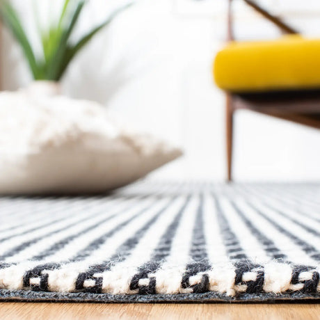 Safavieh Marbella 4'-0" x 6'-0" Rug in Black / Ivory