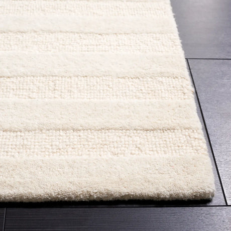 Safavieh Ebony 4'-0" x 6'-0" Rug in Ivory