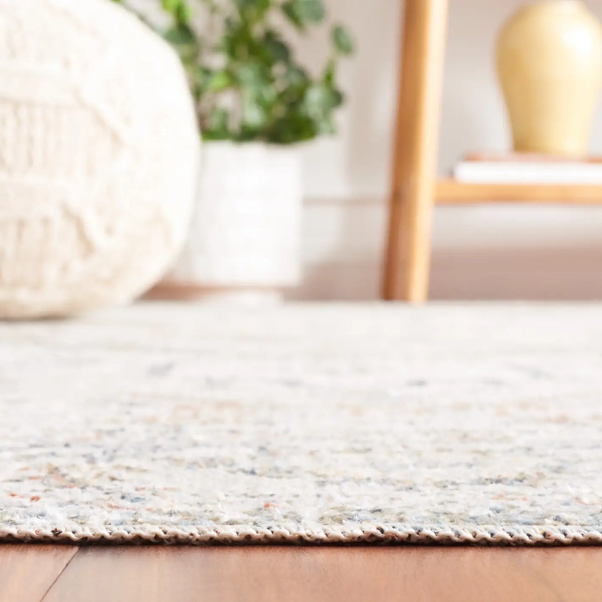 Safavieh Baltimore 5'-3" x 7'-6" Rug in Light Grey / Rust
