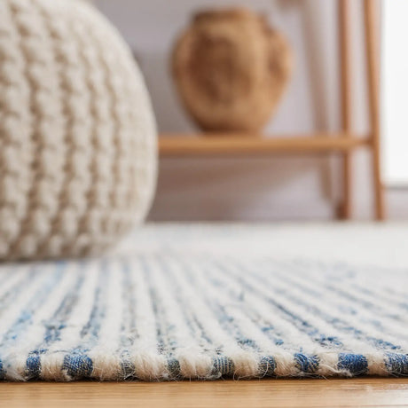 Safavieh Kilim 4'-0" x 6'-0" Rug in Blue / Ivory