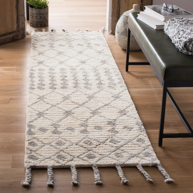 Safavieh Casablanca 2'-3" x 8'-0" Rug in Ivory / Silver